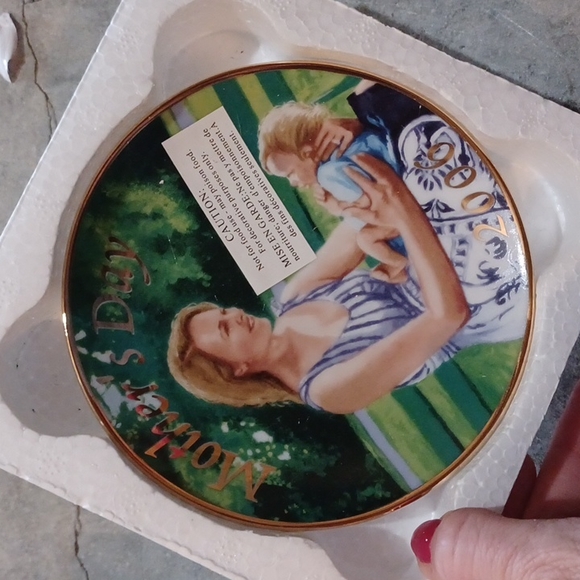 New Avon 2006 Mother's Day plate mother and child - Picture 1 of 4